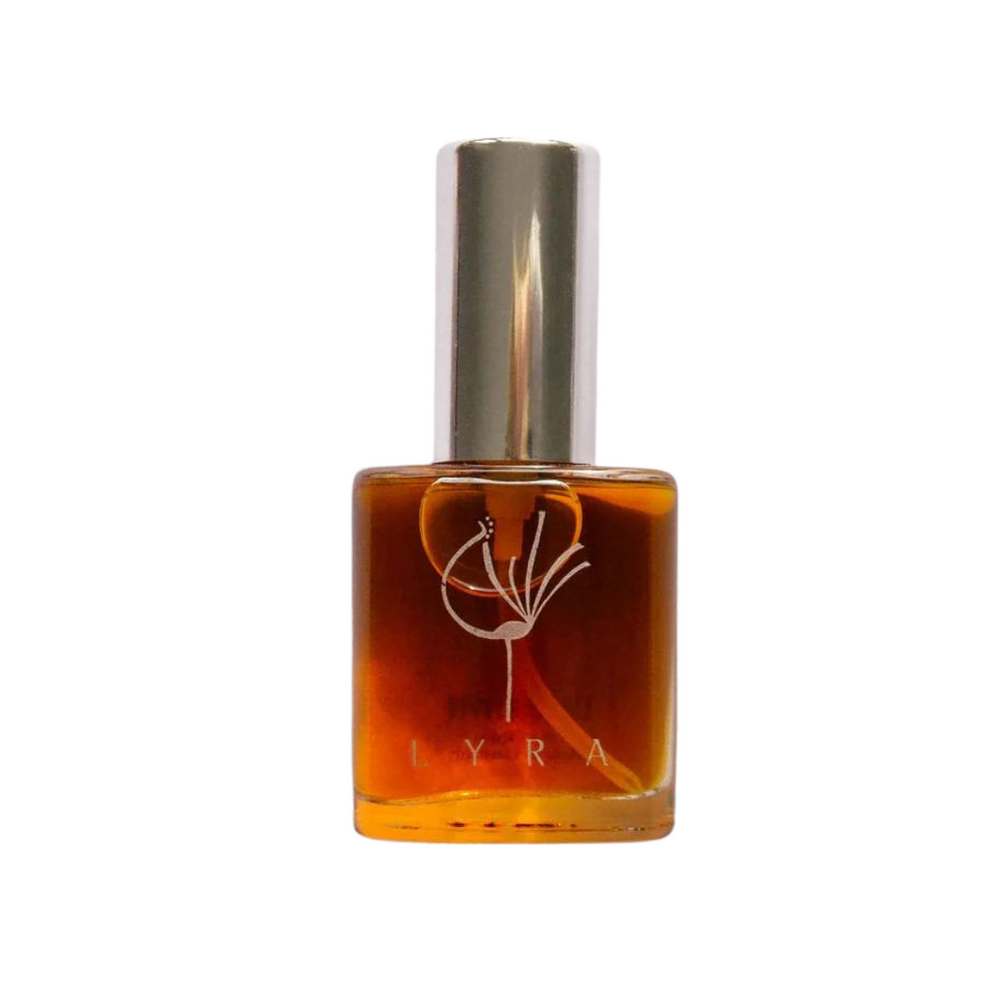 Naturparfum Lyra von dieNikolai in kleiner Glasflasche mit silberner Sprühkappe und bernsteinfarbenem Inhalt – natürliches Eau de Parfum aus der Wachau