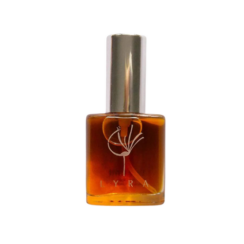 Naturparfum Lyra von dieNikolai in kleiner Glasflasche mit silberner Sprühkappe und bernsteinfarbenem Inhalt – natürliches Eau de Parfum aus der Wachau