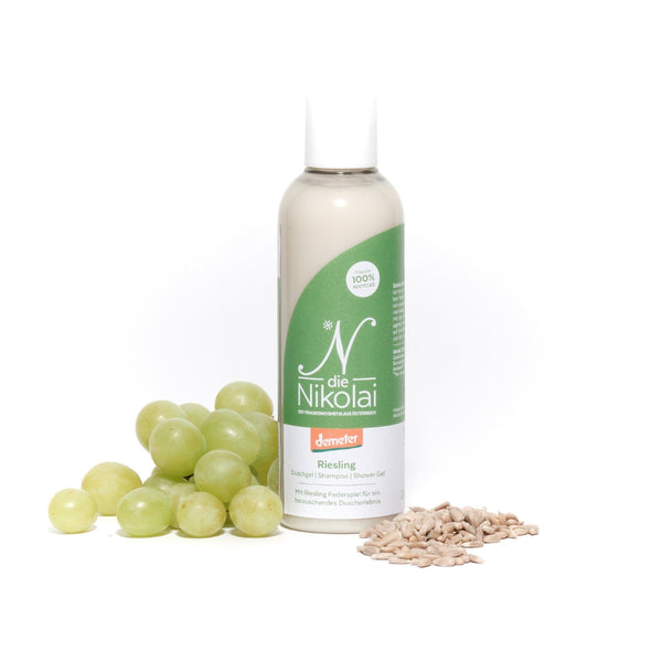 dieNikolai Riesling Duschgel mit grünen Trauben und Sonnenblumenkernen vor weißem Hintergrund mit Demeter-Siegel – Bio-Traubenkosmetik aus der Wachau, palmölfrei