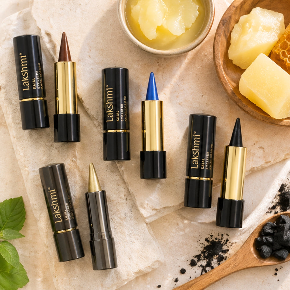 Lakshmi Kajal Eyeliner in verschiedenen Farben mit Bienenwabe und Pflanzenblättern arrangiert – Ayurvedische Naturkosmetik im dieNikolai Sortiment