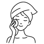 Strichzeichnung einer Frau mit Handtuch-Turban, die mit einem Pad sanft ihr Gesicht reinigt – Symbol für die sanfte Gesichtsreinigung mit dieNikolai Bio-Traubenkosmetik