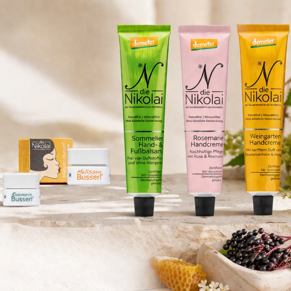 dieNikolai Handcremes Sommelier Hand- und Fußbalsam, Rosemarie und Weingarten Handcreme in Grün, Rosa und Gelb mit Rosmarin- und Melissen-Busserl – Demeter Bio-Traubenkosmetik