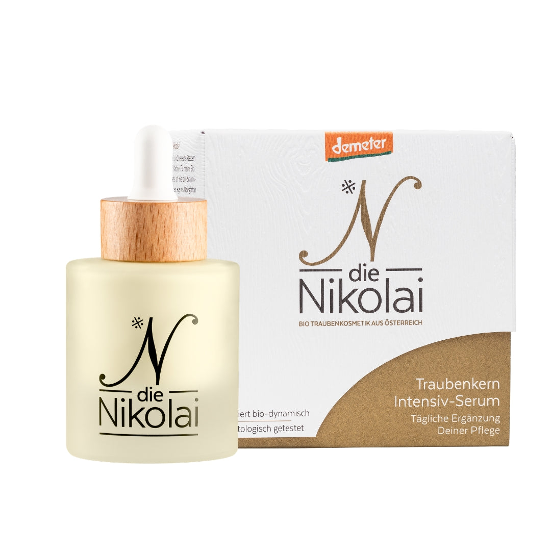 dieNikolai Traubenkern Intensiv-Serum in Mattglasflasche mit Holzdeckel und beiger Demeter-Verpackung – Anti-Aging Bio-Traubenkosmetik aus Österreich