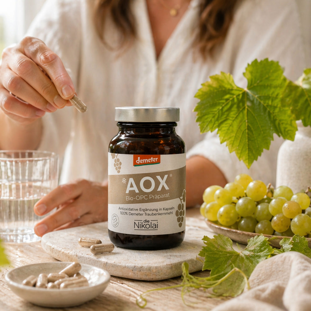 Frau nimmt eine Kapsel dieNikolai AOX Bio-OPC Präparat mit 100 % Demeter Traubenkernmehl – antioxidative Nahrungsergänzung aus der Wachau