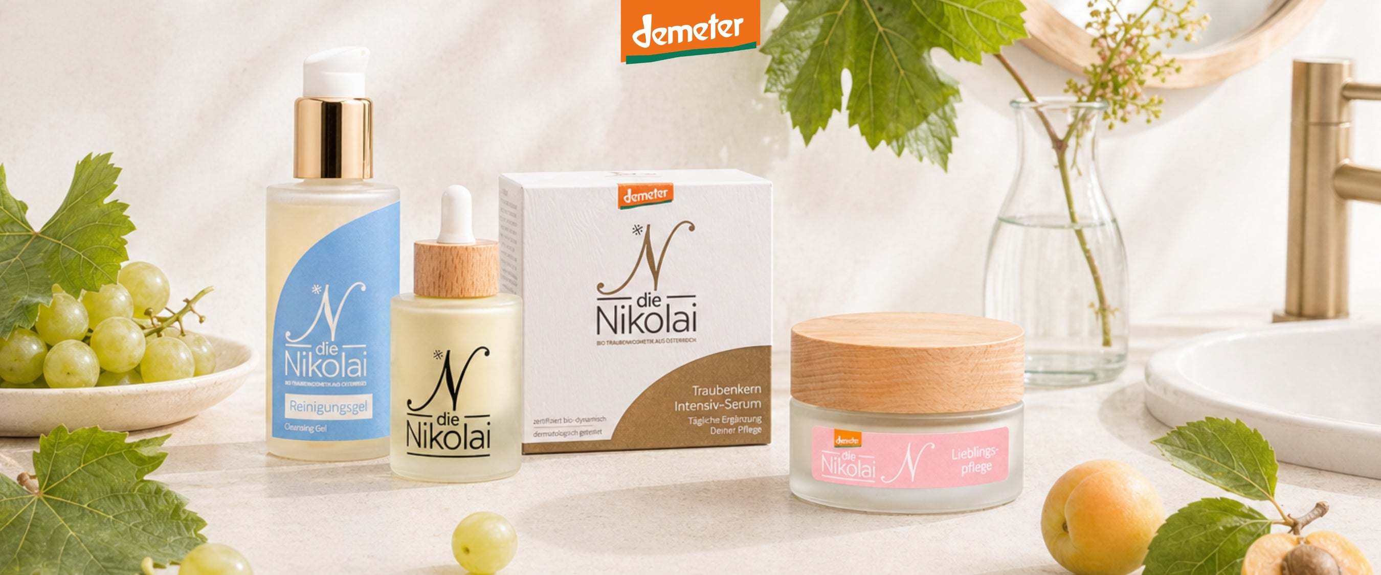 Brand-Banner mit dieNikolai Reinigungsgel, Intensiv-Serum und Lieblingspflege, Weintrauben und Demeter-Siegel – Bio-Traubenkosmetik aus der Wachau