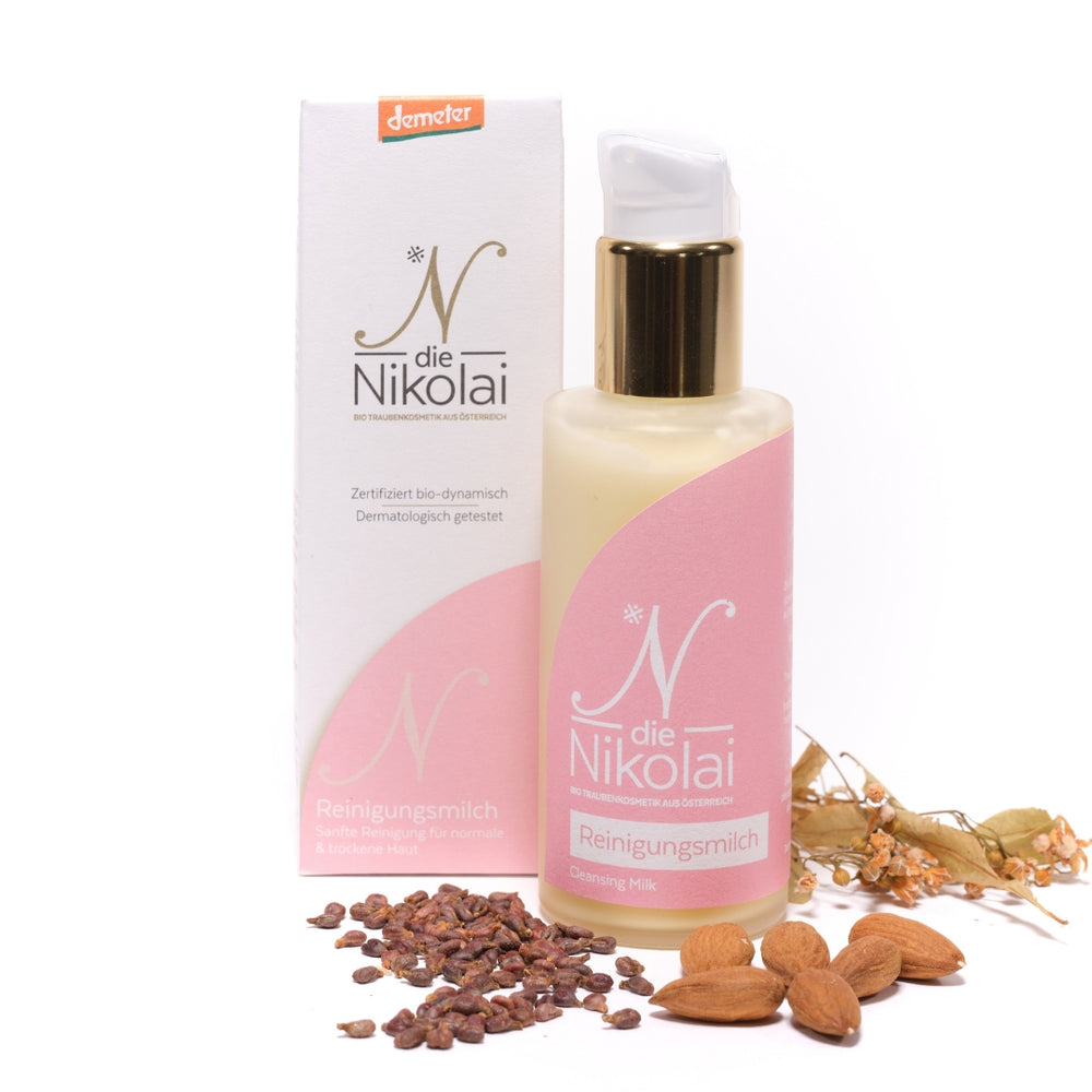 dieNikolai Reinigungsmilch in rosa Spenderflasche mit Demeter-Verpackung, Traubenkernen und Mandeln – sanfte Bio-Gesichtsreinigung für trockene Haut aus Österreich