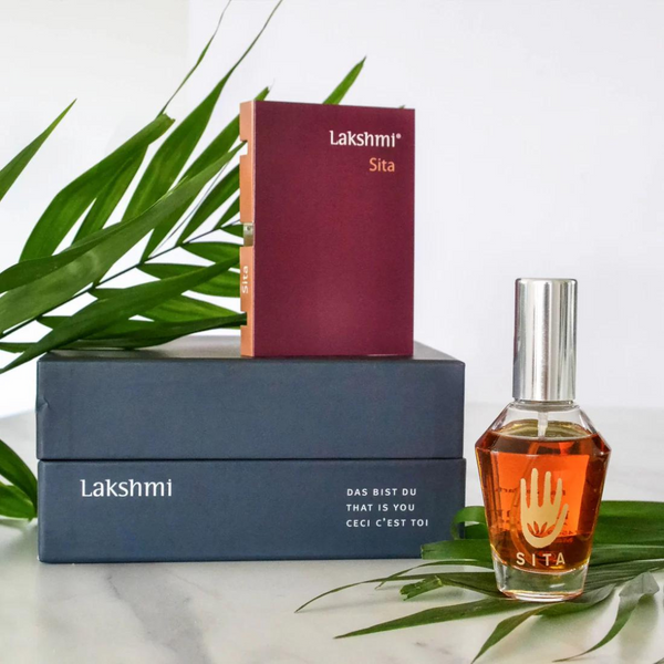 Lakshmi Naturparfum Sita Eau de Parfum mit dunkelroter Verpackung und Pflanzen-Deko – ayurvedischer Duft im dieNikolai Sortiment aus der Wachau