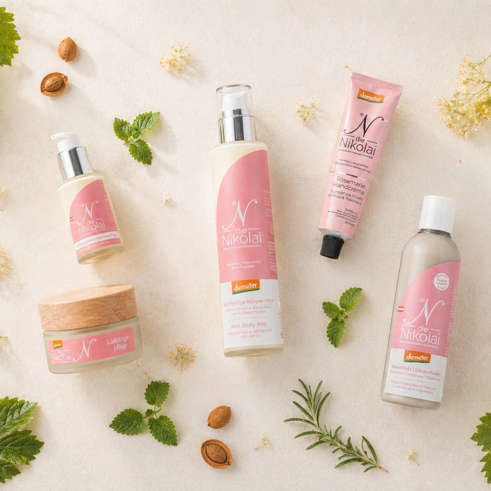 Flatlay mit dieNikolai Lieblingspflege, Körper-Milk, Rosmarie Handcreme und Kaiserlinde-Pflegedusche auf Leinen – Demeter Bio-Traubenkosmetik aus der Wachau
