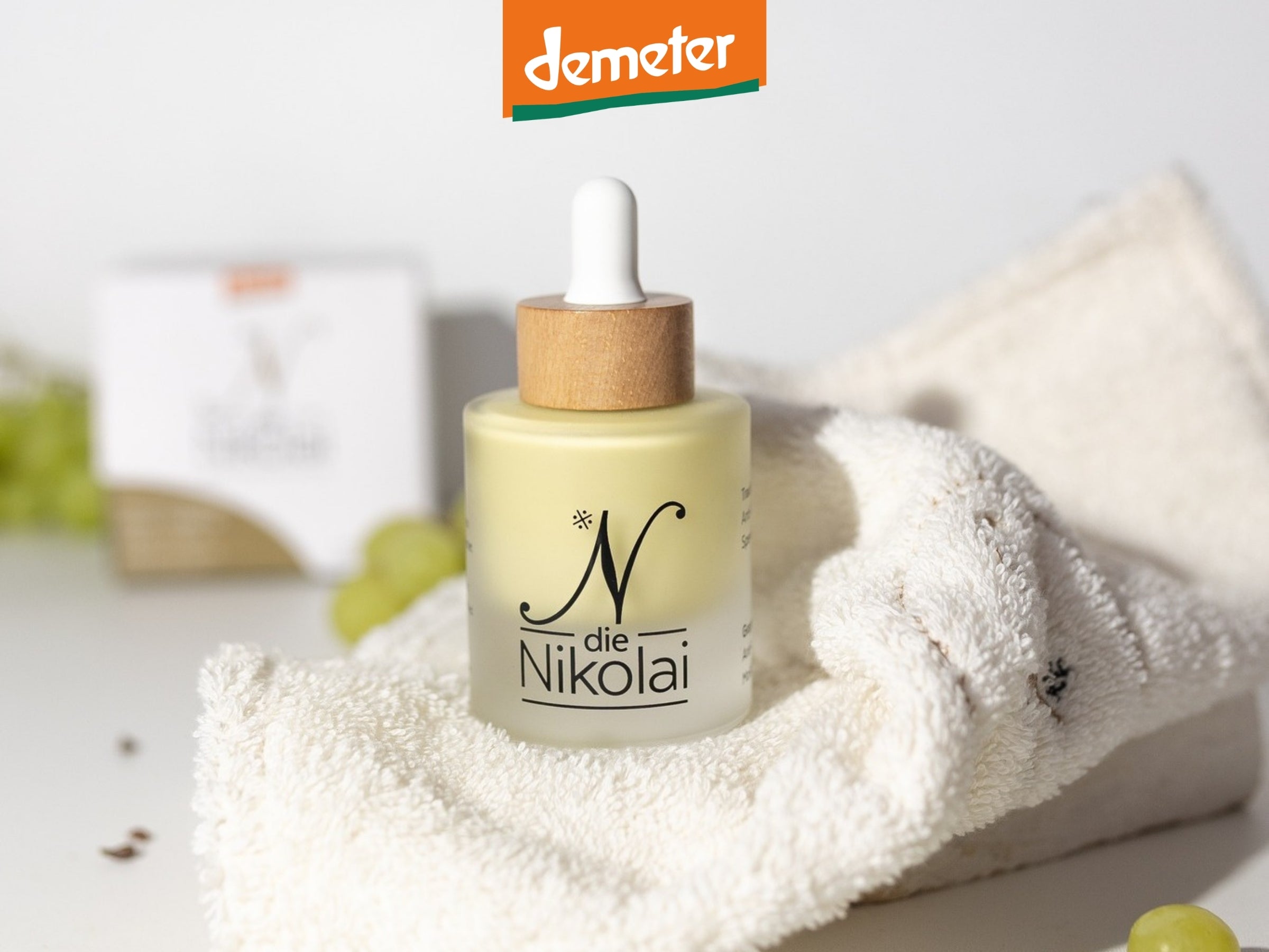 dieNikolai Intensiv-Serum mit Pipette auf Frotteetuch mit Demeter-Siegel im Hintergrund – Bio-Traubenkosmetik Anti-Aging aus der Wachau