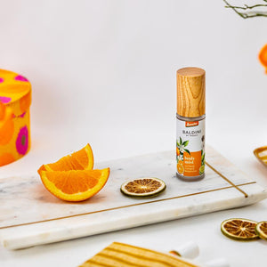 Baldini Body Mist Neroli Mood mit Holzdeckel auf Marmortablett mit Orangenscheiben und Limetten – Demeter Bio-Duftspray erhältlich bei dieNikolai