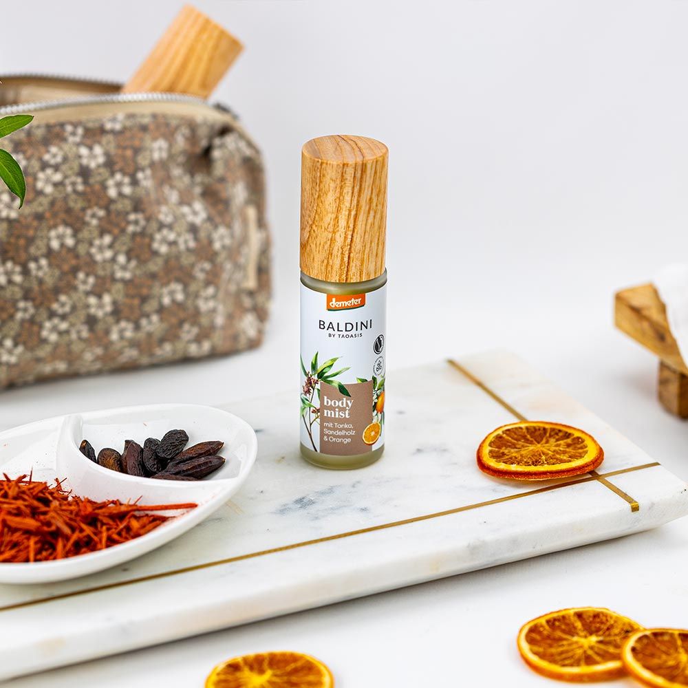 Baldini by Taoasis Body Mist mit Tonka, Sandelholz und Orange im Demeter-zertifizierten Glasflakon – Bio-Duftspray im dieNikolai Sortiment