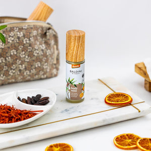 Baldini by Taoasis Body Mist Sandel Mood mit Tonka und Orange auf Marmorbrett mit Kulturbeutel und Safran – Bio-Körperspray erhältlich bei dieNikolai