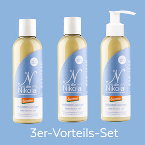 Drei dieNikolai Holunder Elder Duschgel Flaschen im 3er-Vorteils-Set vor blauem Hintergrund mit Demeter-Siegel – beerige Bio-Dusche aus der Wachau