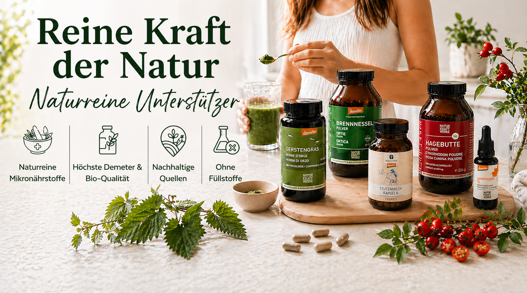 Banner Reine Kraft der Natur mit Gerstengras-, Brennnessel- und Hagebuttenpulver auf Holzbrett – naturreine Demeter Bio-Nahrungsergänzung, erhältlich bei dieNikolai