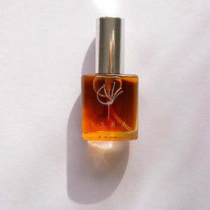 Lyra Naturparfum im Glasflakon mit silberner Kappe und bernsteinfarbener Flüssigkeit – nachhaltiges Naturparfum erhältlich bei dieNikolai aus der Wachau