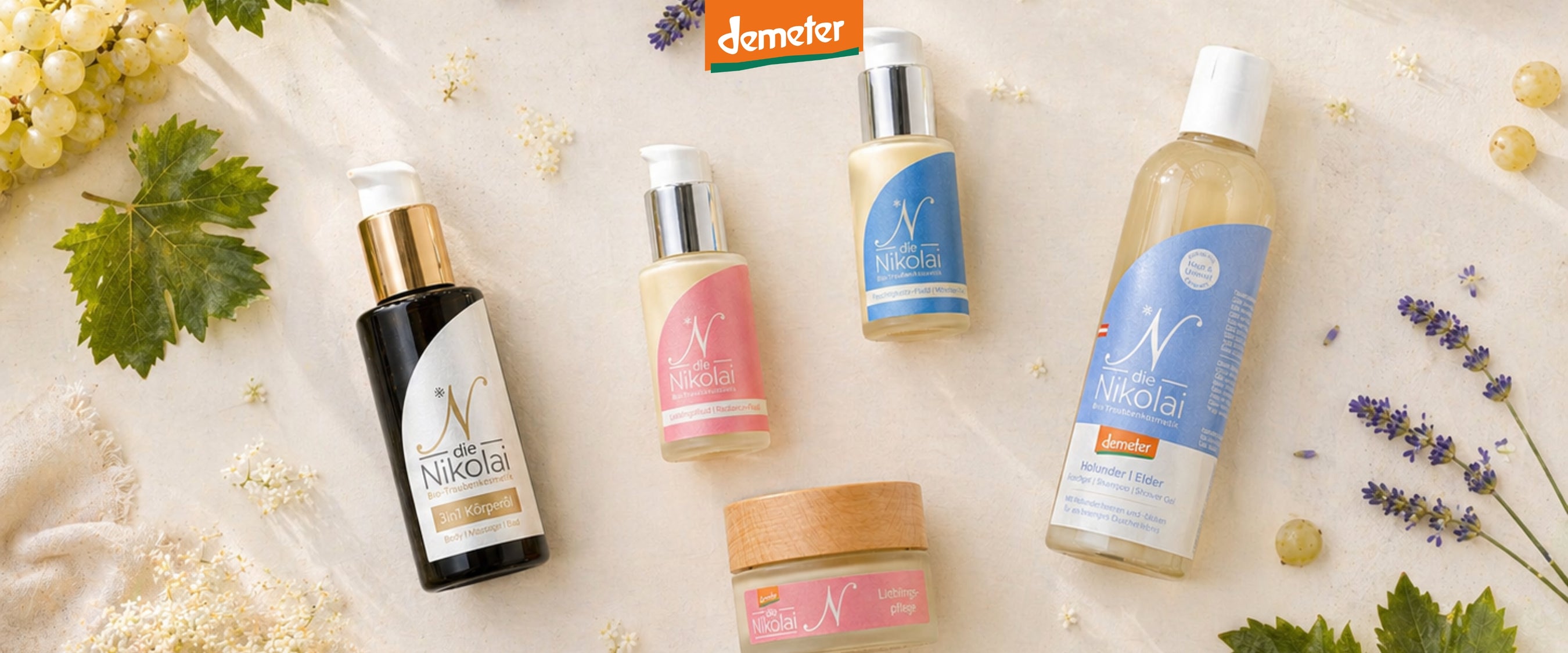 Demeter-Flatlay mit dieNikolai 3in1 Körperöl, Lieblingsfluid, Feuchtigkeits-Fluid, Lieblingspflege und Holunder-Elder-Duschgel mit Lavendel – Bio-Traubenkosmetik aus der Wachau