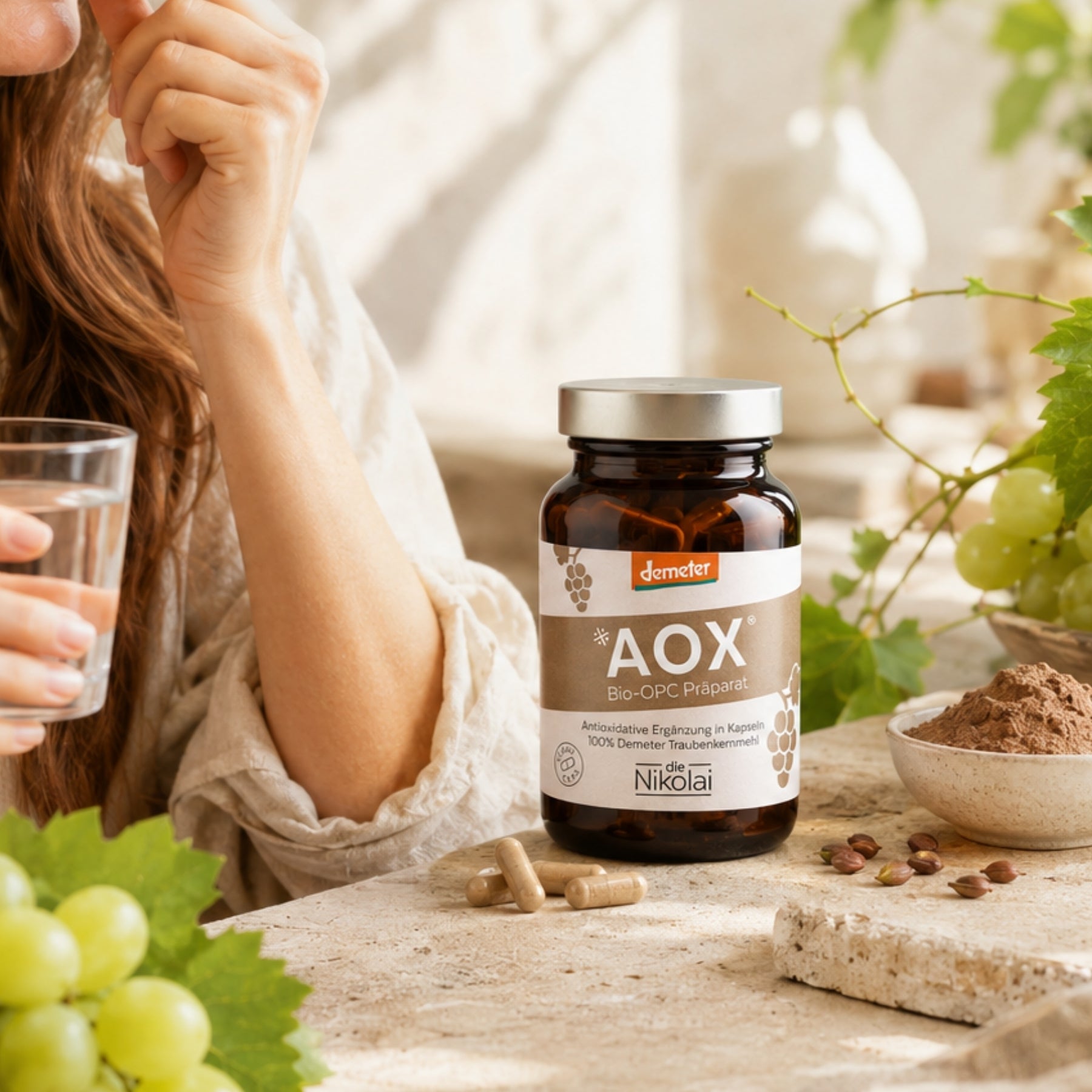 Frau am Tisch mit dieNikolai AOX Bio-OPC-Präparat, Trauben und Traubenkernmehl – antioxidative Demeter-Nahrungsergänzung aus der Wachau in Österreich