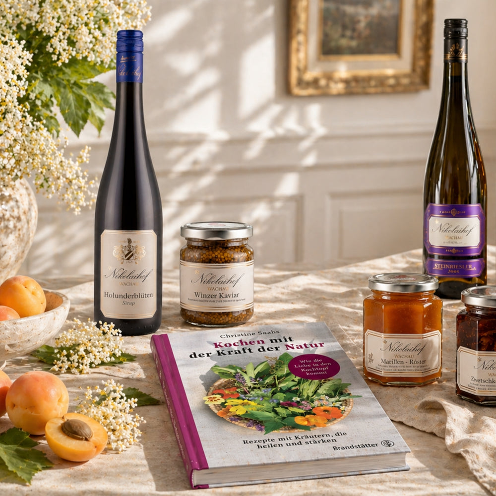 Wachauer Delikatessen-Stillleben mit Nikolaihof Holunderblüten-Sirup, Wein, Winzer Kaviar, Marillen- und Zwetschken-Röster und Kochbuch – Genuss aus der Wachau bei dieNikolai