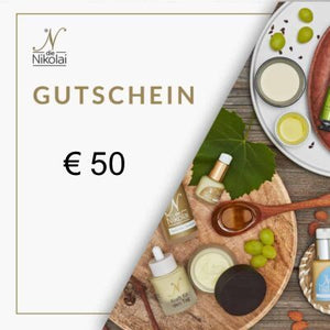 dieNikolai Gutschein über 50 Euro mit Logo und Produkt-Flatlay mit grünen Trauben – Geschenkgutschein für Demeter Bio-Traubenkosmetik aus der Wachau