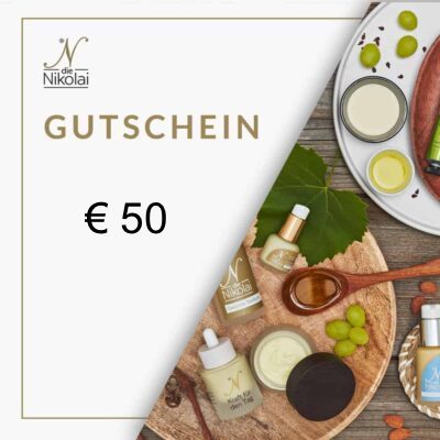 dieNikolai Gutschein über 50 Euro mit Logo und Produkt-Flatlay mit grünen Trauben – Geschenkgutschein für Demeter Bio-Traubenkosmetik aus der Wachau