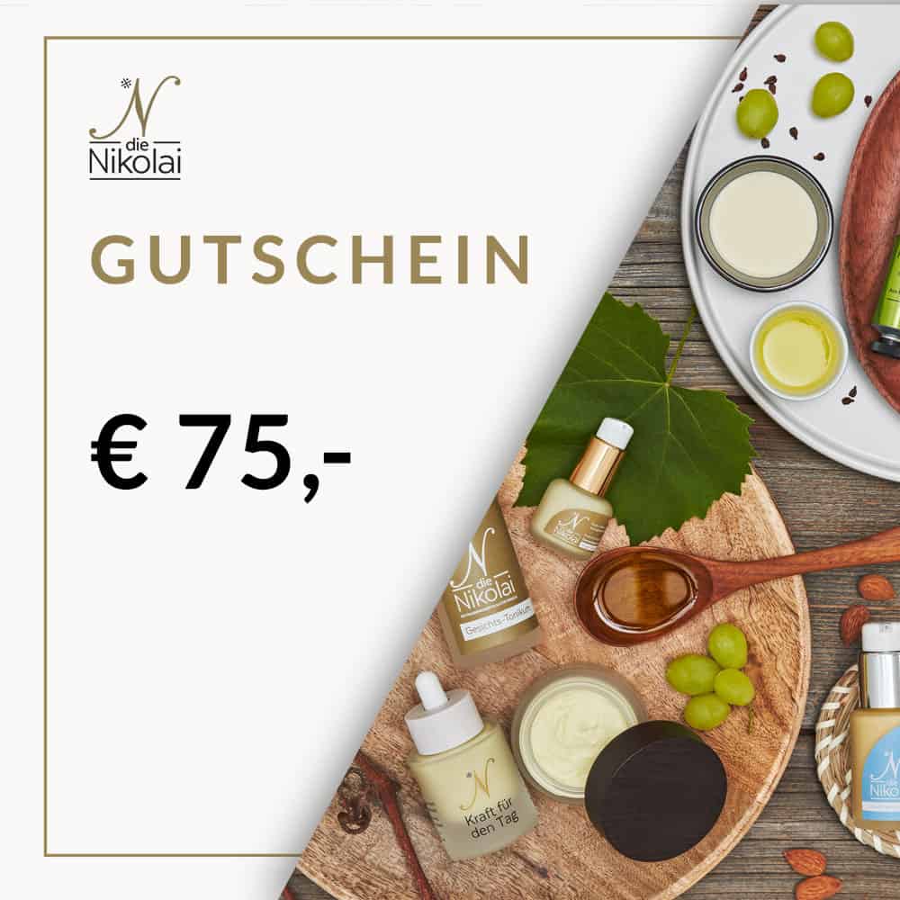 dieNikolai Gutschein über 50 Euro mit Logo und Produkt-Flatlay mit grünen Trauben – Geschenkgutschein für Demeter Bio-Traubenkosmetik aus der Wachau