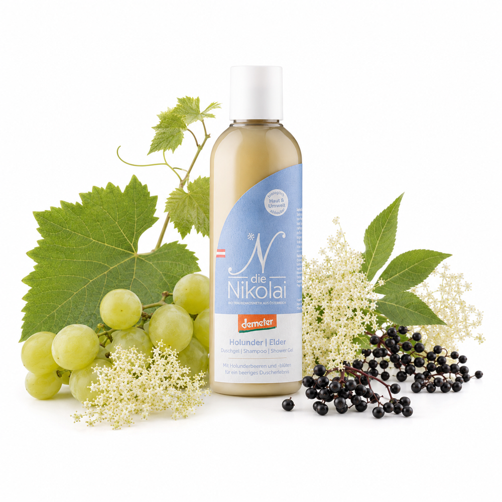 dieNikolai Bio-Traubenkosmetik Holunder Duschgel, Shampoo und Shower Gel auf weißem Hintergrund, natürlich dekoriert mit weißen Weintrauben, Weinblättern, Holunderblüten und Holunderbeeren.