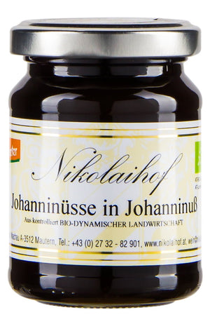 Nikolaihof Wachau Johanninüsse in Johanninuß im dunklen Glas mit kalligrafischem Etikett – biodynamische Demeter Spezialität aus Mautern in Österreich