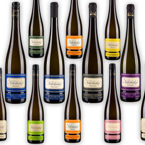 Sortiment Nikolaihof Wachau Weißweine mit Riesling, Grüner Veltliner, Muskateller und Steiner Hund in Reihen angeordnet – biodynamische Demeter Weine aus Mautern in Österreich